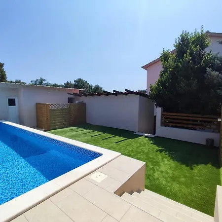 Apartment Debora Sa Privatnim Bazenom