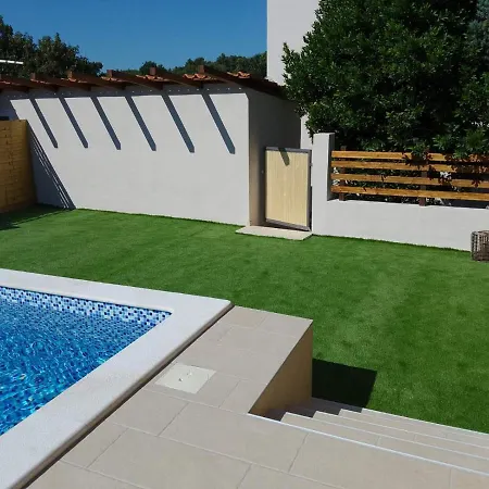 Debora Sa Privatnim Bazenom