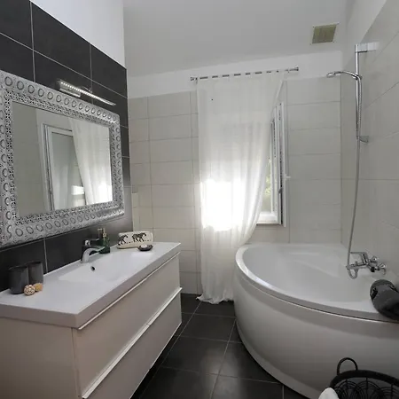 Debora Sa Privatnim Bazenom