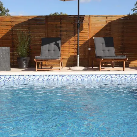 Debora Sa Privatnim Bazenom * Pula