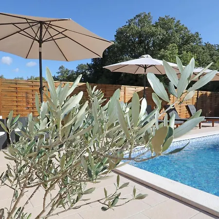 Debora Sa Privatnim Bazenom Pula