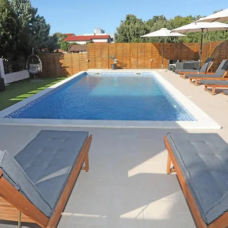 Debora Sa Privatnim Bazenom プーラ