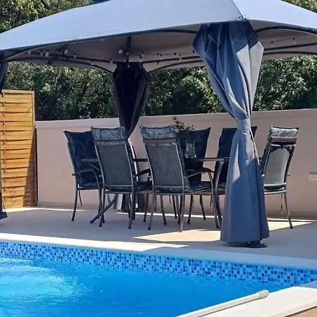 Apartment Debora Sa Privatnim Bazenom