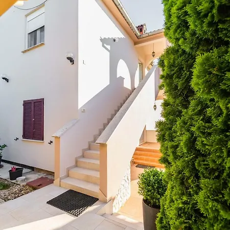 Debora Sa Privatnim Bazenom * プーラ