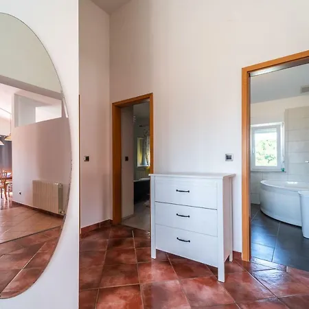 Debora Sa Privatnim Bazenom