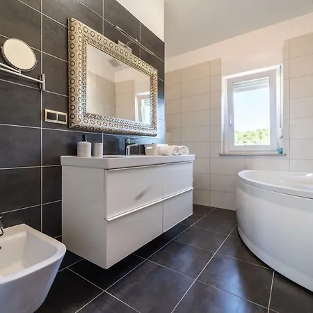 Debora Sa Privatnim Bazenom Apartment