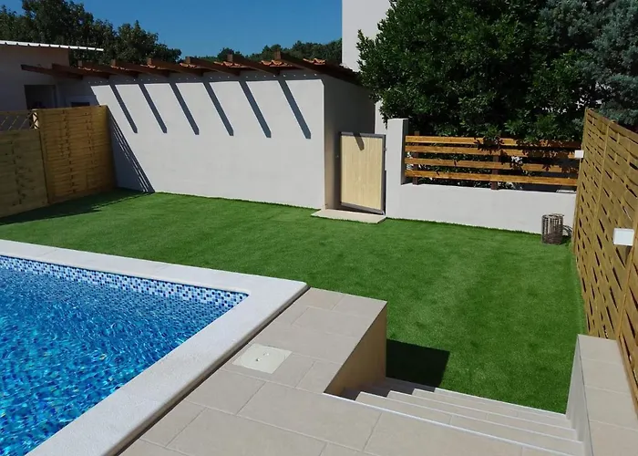 Debora Sa Privatnim Bazenom