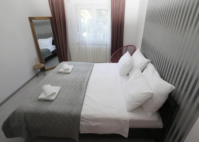 Debora Sa Privatnim Bazenom Apartment *