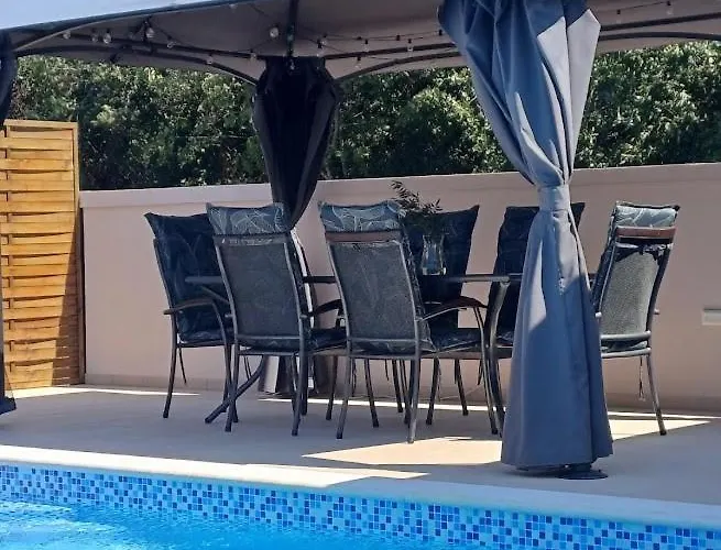 Apartment Debora Sa Privatnim Bazenom