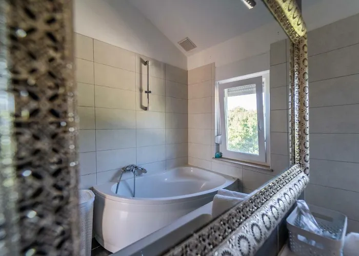 Apartment Debora Sa Privatnim Bazenom Pula