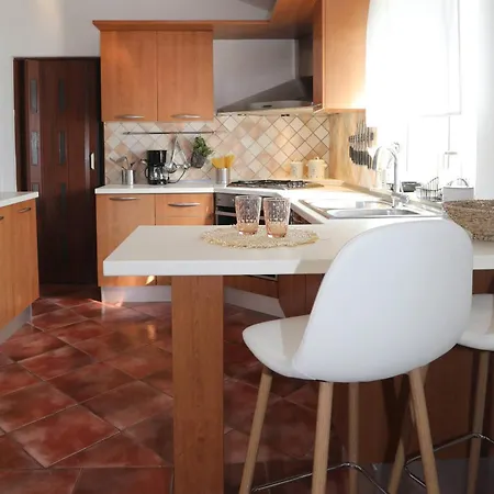 Debora Sa Privatnim Bazenom Pola