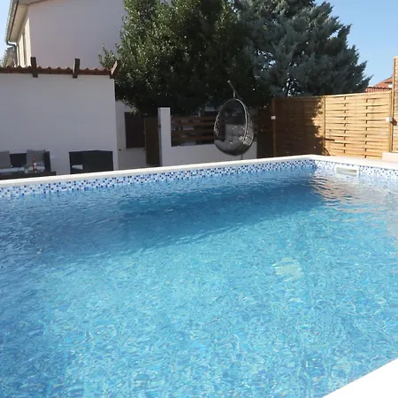 Debora Sa Privatnim Bazenom * Pola