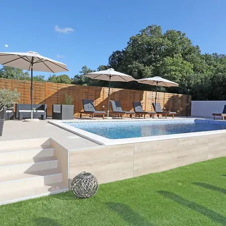 Debora Sa Privatnim Bazenom