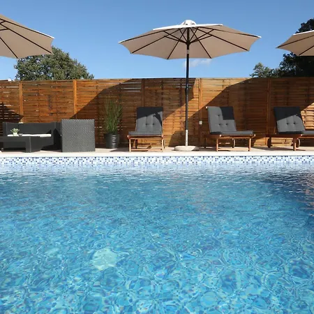Apartment Debora Sa Privatnim Bazenom