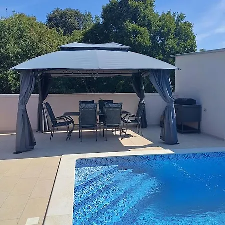 Debora Sa Privatnim Bazenom *