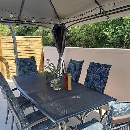 Debora Sa Privatnim Bazenom Pola