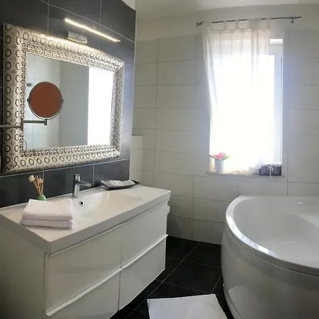 Debora Sa Privatnim Bazenom Pola