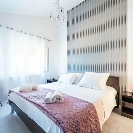 Debora Sa Privatnim Bazenom Pola