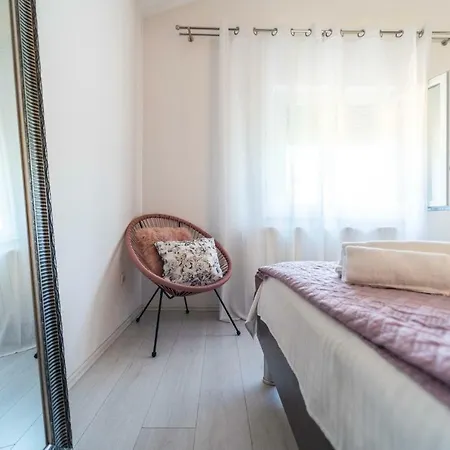 Apartment Debora Sa Privatnim Bazenom
