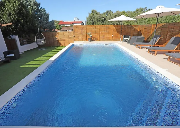 Debora Sa Privatnim Bazenom Daire *