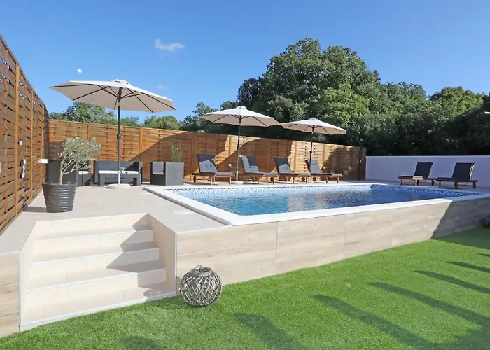 Debora Sa Privatnim Bazenom