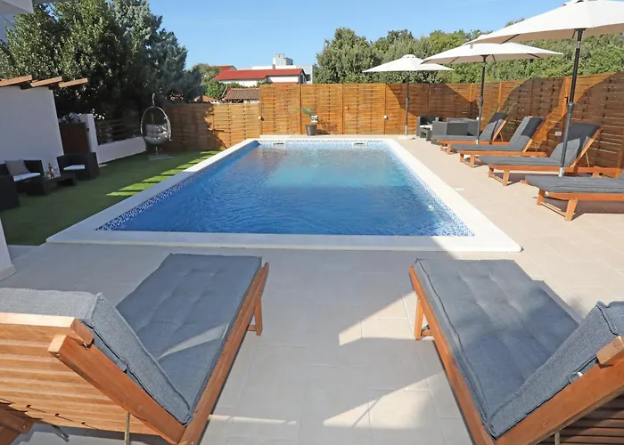 Debora Sa Privatnim Bazenom Pula