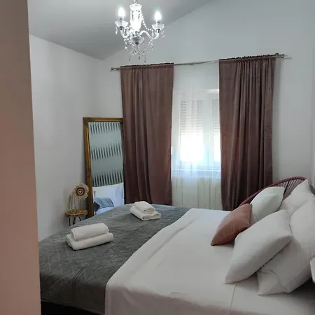 Debora Sa Privatnim Bazenom Lejlighed Pula