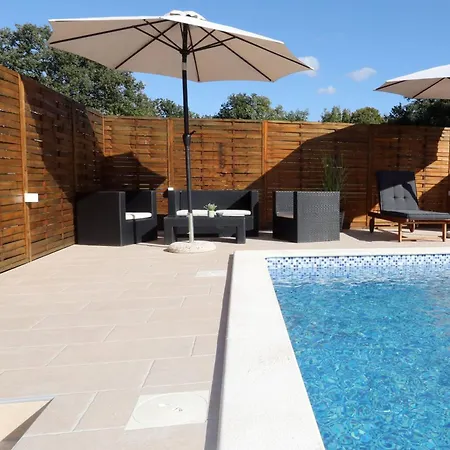 Debora Sa Privatnim Bazenom דירה פולה