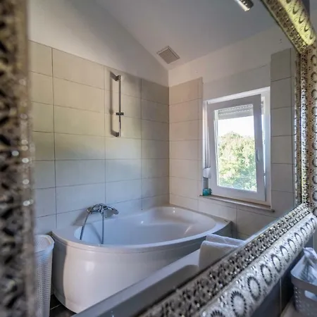 Lejlighed Debora Sa Privatnim Bazenom Pula