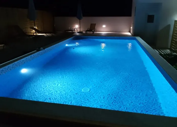 דירה Debora Sa Privatnim Bazenom