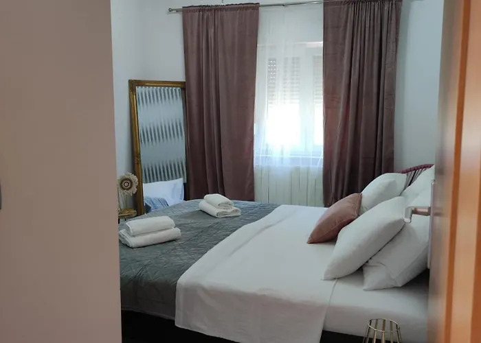 דירה Debora Sa Privatnim Bazenom *