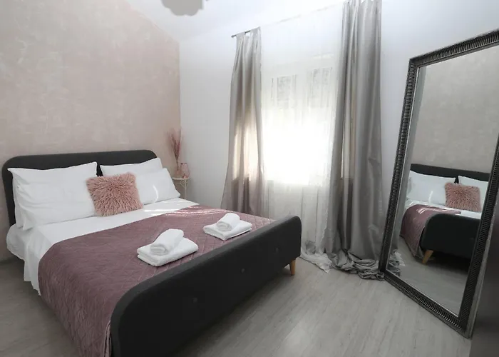 Debora Sa Privatnim Bazenom פולה