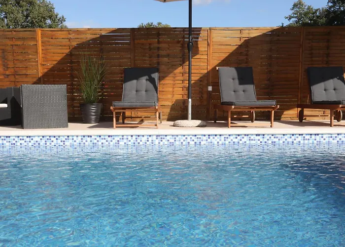 Debora Sa Privatnim Bazenom * פולה