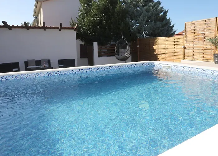 Debora Sa Privatnim Bazenom * פולה