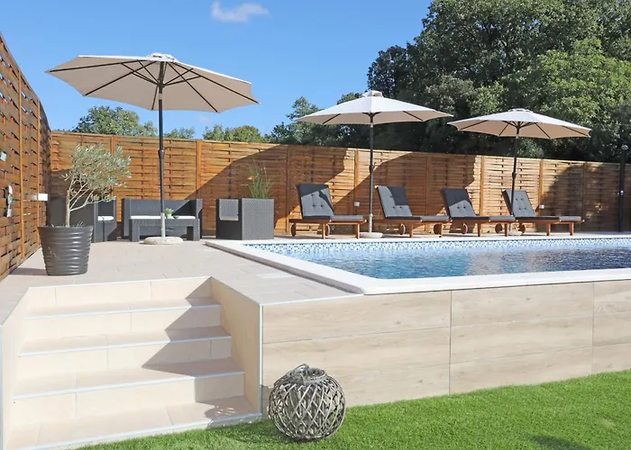 Debora Sa Privatnim Bazenom דירה *