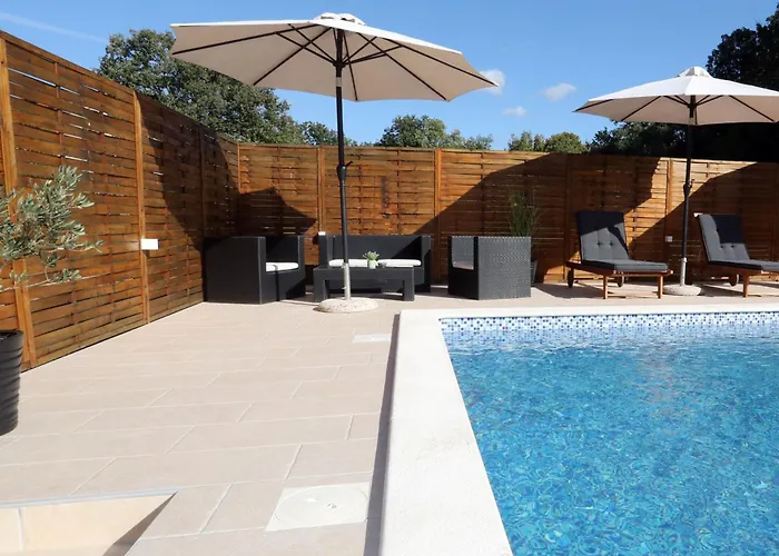 Debora Sa Privatnim Bazenom דירה פולה