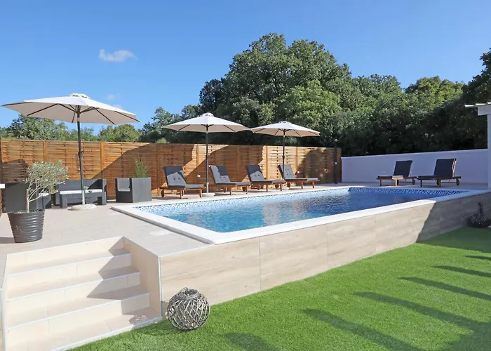 דירה Debora Sa Privatnim Bazenom פולה