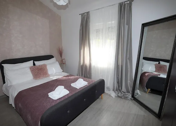 Debora Sa Privatnim Bazenom דירה *