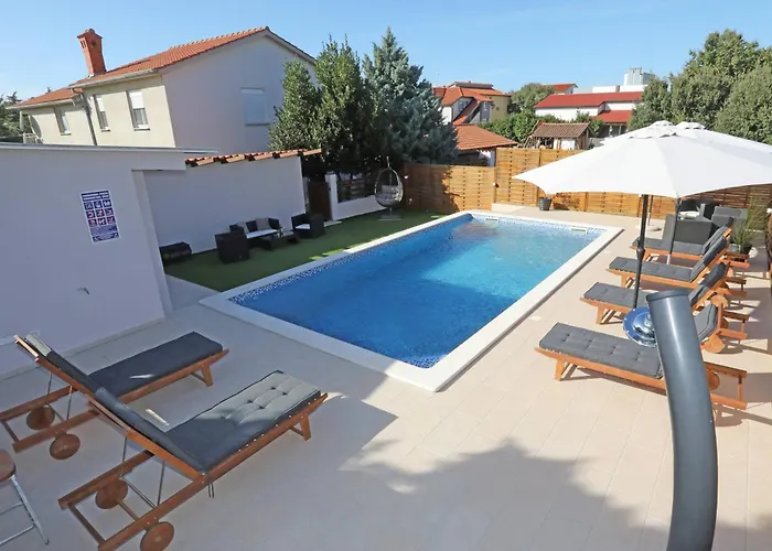 דירה Debora Sa Privatnim Bazenom *