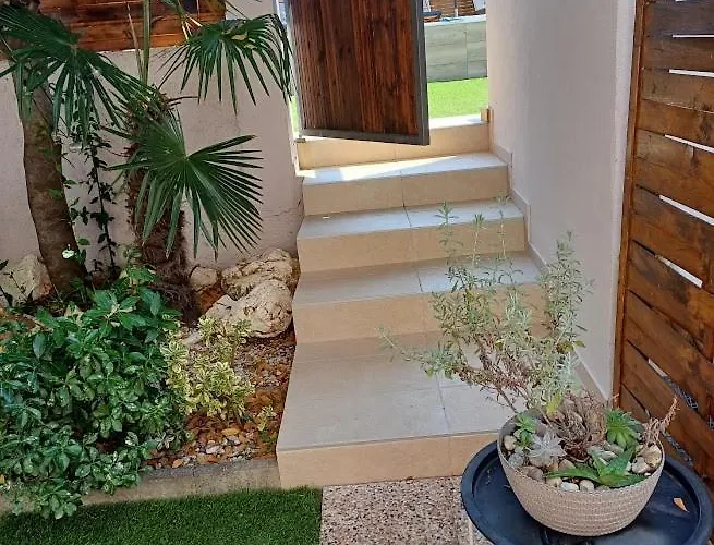 Debora Sa Privatnim Bazenom * פולה