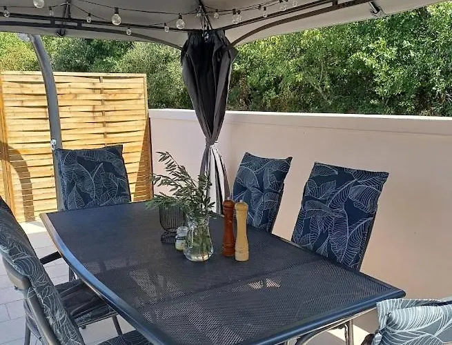 Debora Sa Privatnim Bazenom פולה