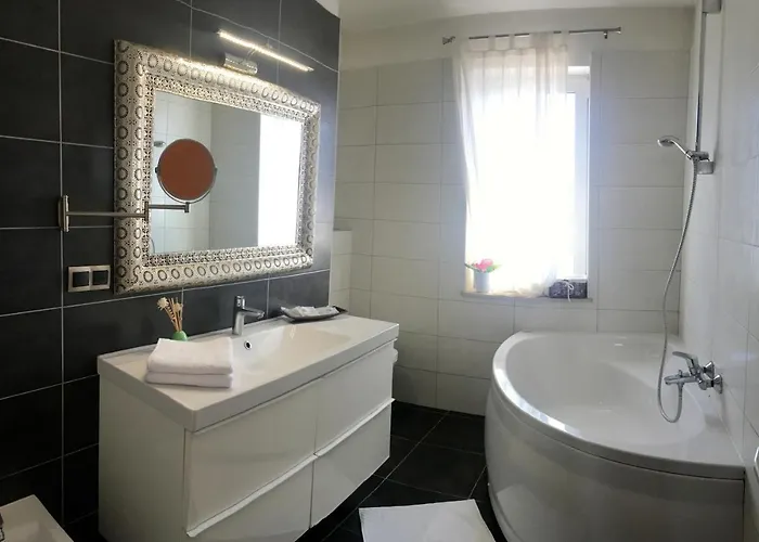 Debora Sa Privatnim Bazenom פולה