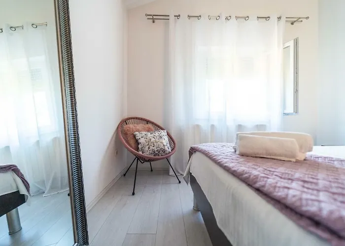 דירה Debora Sa Privatnim Bazenom